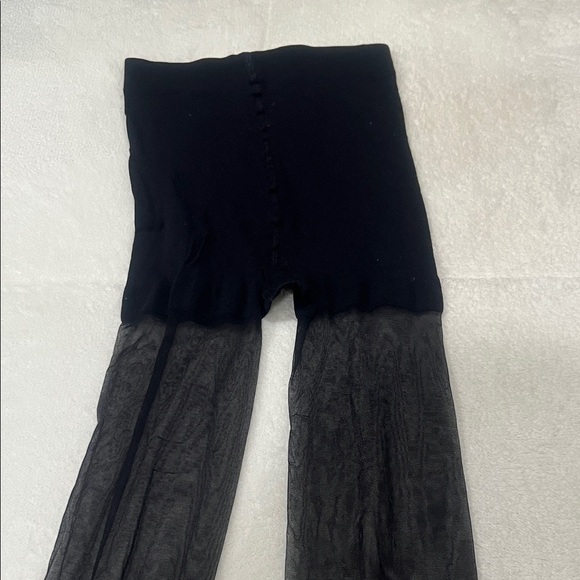 Black Sheer Pantyhose - Picture 3 of 4